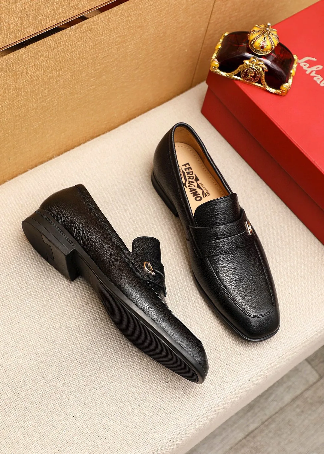 Men's shoes 💰480 💐 Product trademark: Ferragamo "Ferragamo" casual leather shoes Regular size: 38-44 (45🉑️customized) Product materials: Selected imported first-layer pebbled cowhide leather upper + luxury hardware buckle, imported water-dyed cow leather lining. Strong three-dimensional visual effect, original rubber outsole Color: 3⃣️seed leather materials available